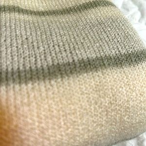 Comfy sweater like shirt. Lightweight and breathable fabric.